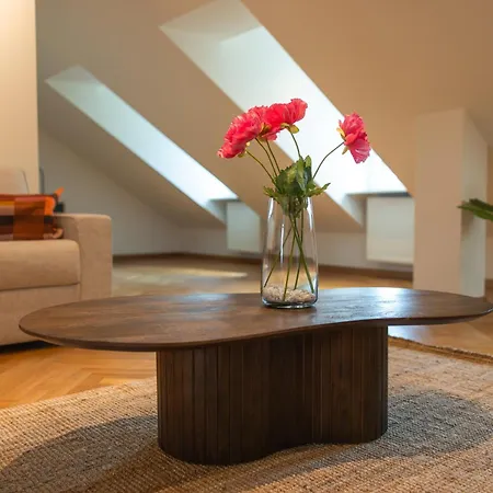 Grand Rue By Rentaroo Apartament